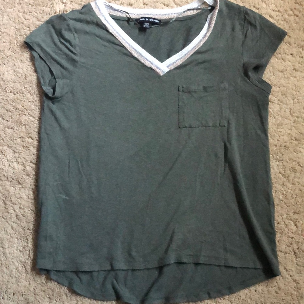 Cable and Gauge V neck top, sz m, olive